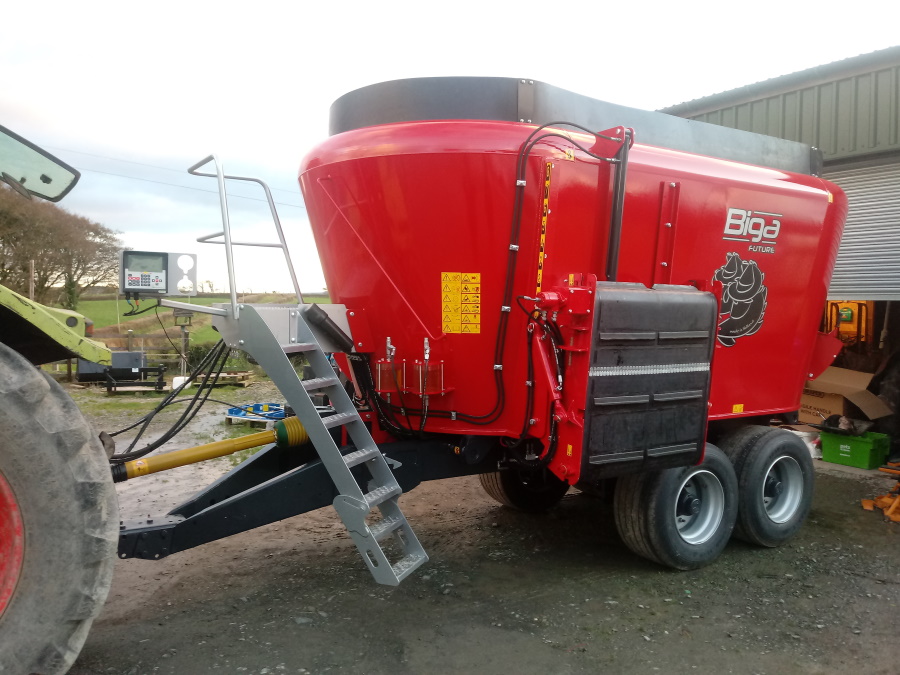 Mixer Wagon on tractor